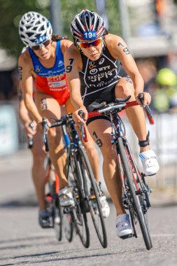 Yuko Takahashi (JPN) on hot asphalt at the Womens ITU World Tria