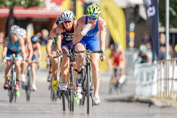 Lotte Miller (NOR) agua potable en frente de la Womens ITU Wor —  Fotos de Stock