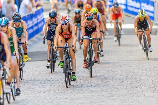 Sarah-Anne Brault (CAN) in un gruppo di ciclismo al Womens ITU Wor — Foto Stock