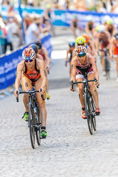 Sarah-Anne Brault (CAN) lidera un grupo de ciclismo en el Womens IT —  Fotos de Stock