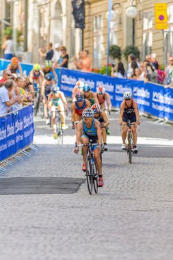 Katrien Verstuyft (BEL) leading a group at the cobblestones at t