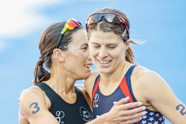 Andrea Hewitt (NZL) congratulates Sarah True (USA) after her win — Stock fotografie