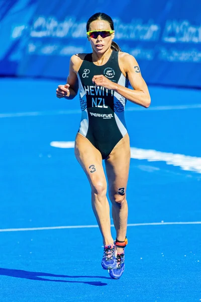 Andrea Hewitt (NZL) corriendo hacia la meta en el Womens ITU Worl — Foto de Stock