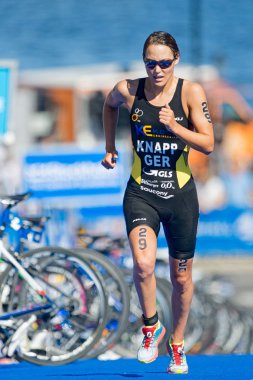 Anja Knapp (GER) running on blue mat at the Womens ITU World Tri
