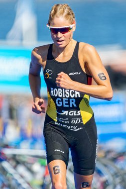 Rebecca Robisch (GER) running on blue mat at the Womens ITU Worl