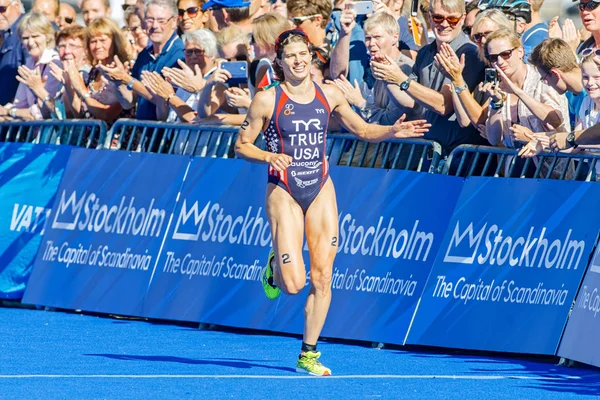 Sarah True (USA) running into the goal with the crowd cheering a — Stock Photo, Image