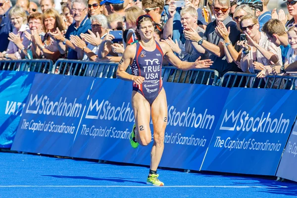 Sarah True (États-Unis) court dans le but avec la foule acclamant un — Photo