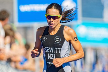 Andrea Hewitt (NZL) running on blue mat at the Womens ITU World