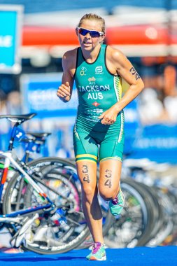 Emma Jackson (AUS) running on blue mat at the Womens ITU World T