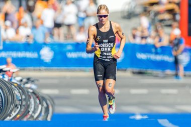 Rebecca Robisch (GER) running on blue mat at the Womens ITU Worl