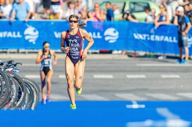 Winner Sarah True (USA) followed by Andrea Hewitt (NZL) at the W