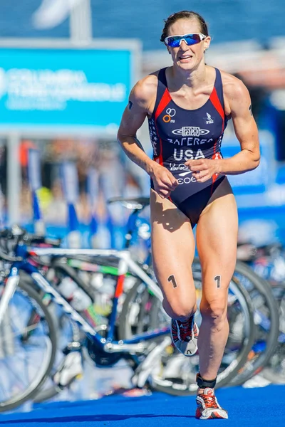 Katie Zeferes (EE.UU.) corriendo sobre alfombra azul en el Womens ITU World —  Fotos de Stock