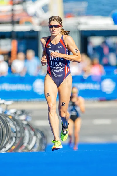 Winner Sarah True (USA) followed by Andrea Hewitt (NZL) at the W — Stock Photo, Image