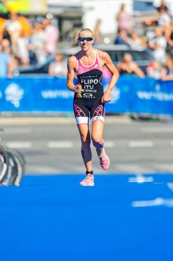Michelle Flipo (ITU) running on blue mat at the Womens ITU World