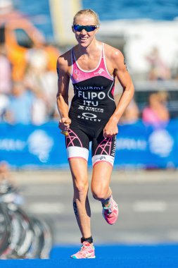 Michelle Flipo (ITU) running on blue mat at the Womens ITU World