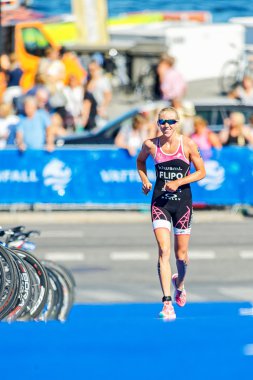 Michelle Flipo (ITU) running on blue mat at the Womens ITU World