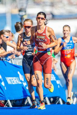 Zofia Kovacs (HUN) leading a group of runners at the Womens ITU