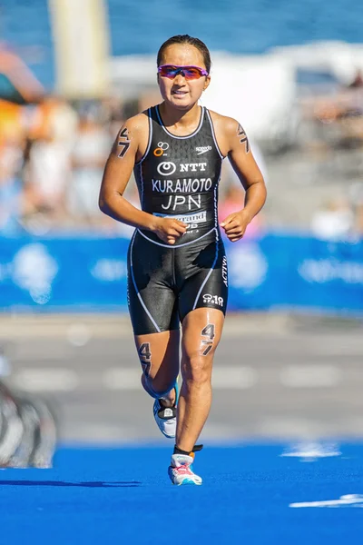 Aoi Kuramoto (JPN) running on blue mat at the Womens ITU World T — Stock fotografie