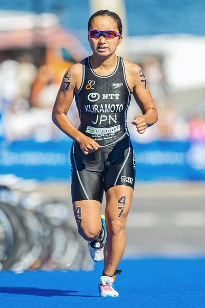 Aoi Kuramoto (JPN) running on blue mat at the Womens ITU World T — Stok fotoğraf