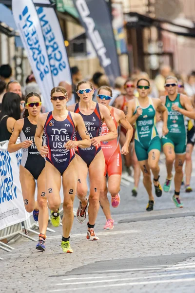 Leading group of runners with Sarah True (USA) in front of the r