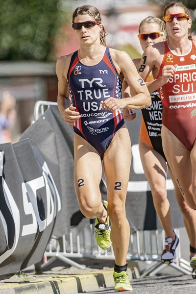 La ganadora Sarah True (USA) en una curva en el Womens ITU World —  Fotos de Stock