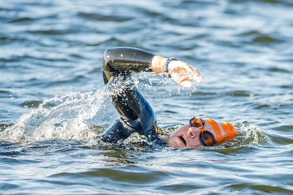 Triathlete swimming and gasping for air at the Womens ITU World — Stock fotografie