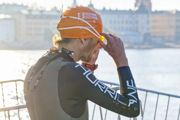 Man entering the jetty and correcting the goggles for the start — Stok fotoğraf