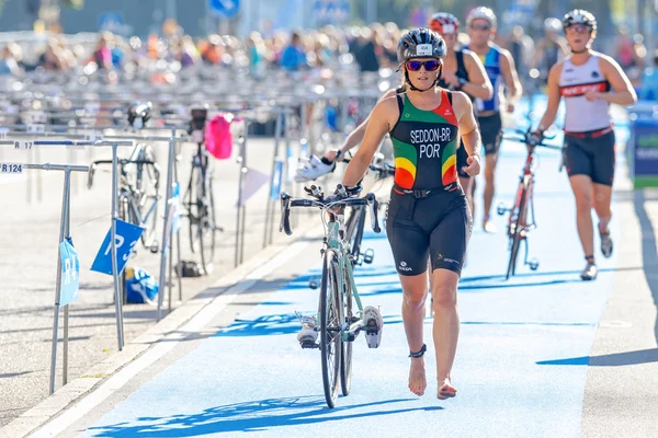 Triathletin läuft mit Rad und Schuhen im Übergang — Stockfoto