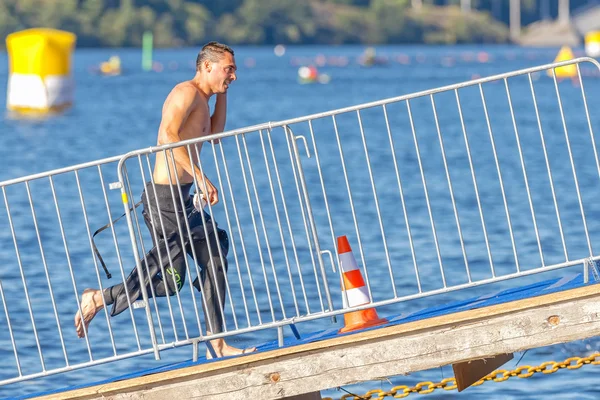 Триатлет бежит на подножке после заплыва на чемпионате мира — стоковое фото