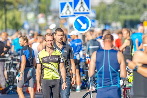 Triathletes preparing and fixing with equipment before the ITU W — Stockfoto