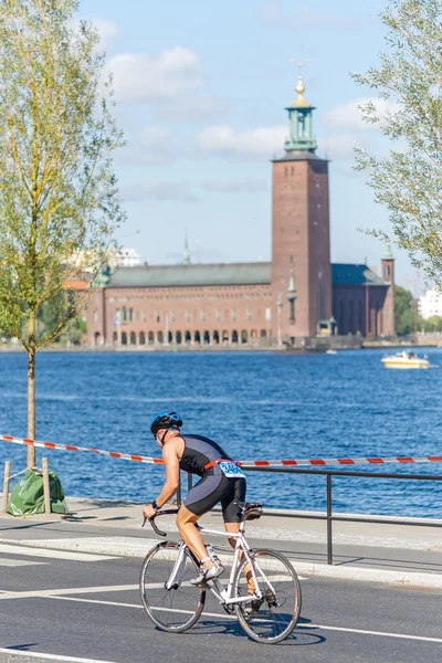 Triathlete with the Stockholm waterfront and city hall in background at the ITU World Triathlon event in Stockholm — Stock Photo, Image