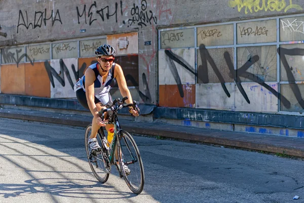 Female triathlete on a bike in a curve at Slussen in the ITU Wor — Stok fotoğraf