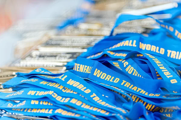 Prize table with medals to all trialthletes who finish the race — Stock fotografie