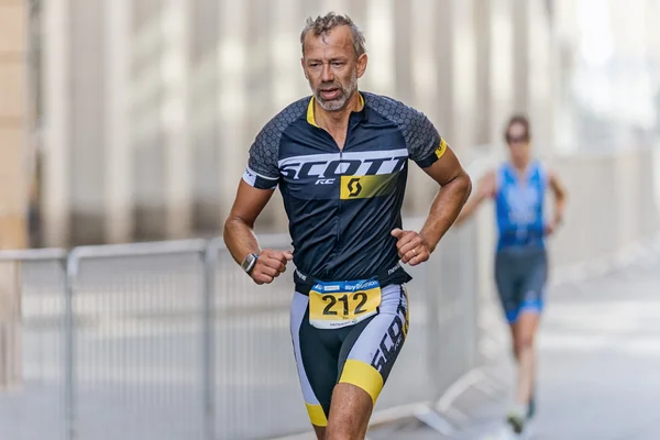 Fechamento de um triatleta correndo no evento ITU World Triathlon em — Fotografia de Stock
