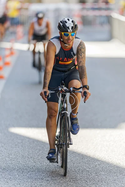 Colorful male triathlete with tatoos on a bike in the old town i — Φωτογραφία Αρχείου
