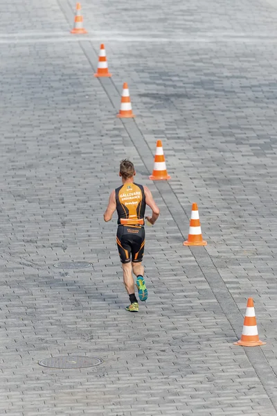 Triatleta corriendo desde arriba en camino de piedra en ITU World Triathl —  Fotos de Stock