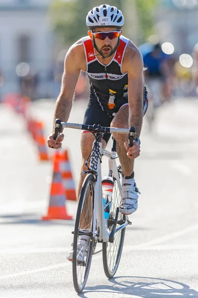 Triatleta in bici pronto per una curva alla ITU World Triath — Foto Stock
