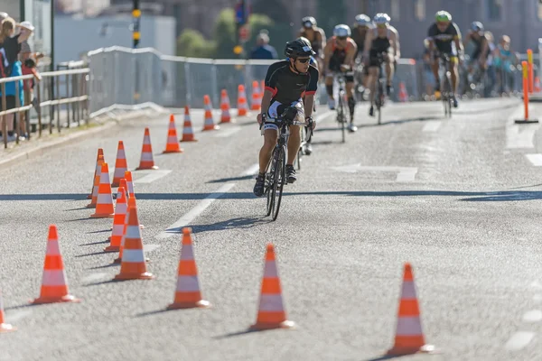Grupo de triatletas de ciclismo en la carretera de asfalto con naranja con — Foto de Stock