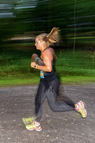 Läuferinnen in Bewegung Unschärfe im Wald bei der Veranstaltung 5k easd run — Stockfoto