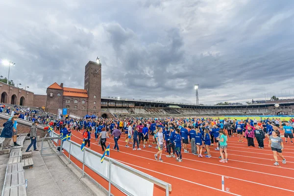 WarmUp med aerobics innan loppet på Stockholm olympiska St — Stockfoto
