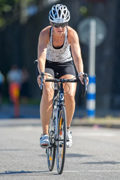 Amateur triathlete cyclist in front view at the ITU World Triath — Stock Photo, Image