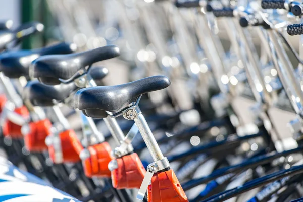 Bicicletas de calle con asientos en foco de pie en una fila y listo para —  Fotos de Stock
