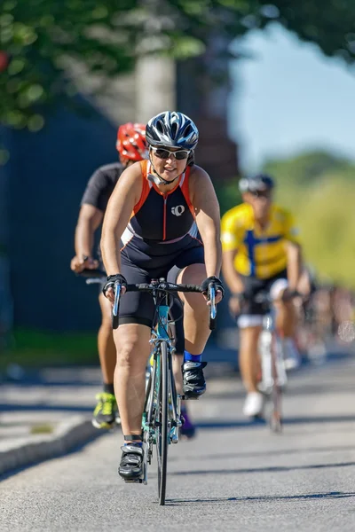 Grupo de ciclistas aficionados de triatleta a la vista en la UIT Wo —  Fotos de Stock