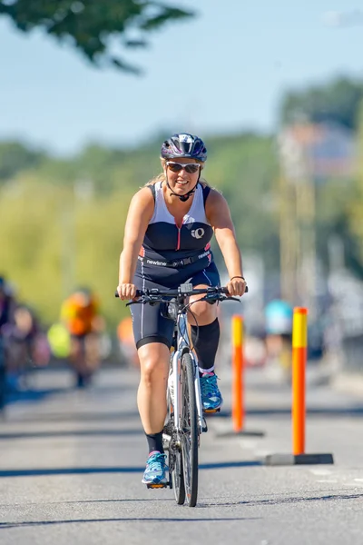 Smiling female triathlete cyclist in front view at the ITU World — Stok fotoğraf