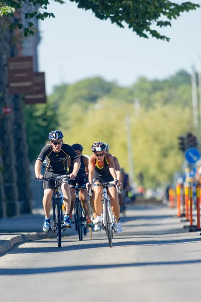 Grupo de triatletas en la bicicleta en el Triatlón Mundial de la UIT incluso —  Fotos de Stock