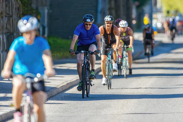 Older man in front of a small group on the bike at the ITU World — Stok fotoğraf