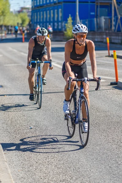 Triathlète féminine sur la moto à l'épreuve mondiale de triathlon de l'UIT i — Photo