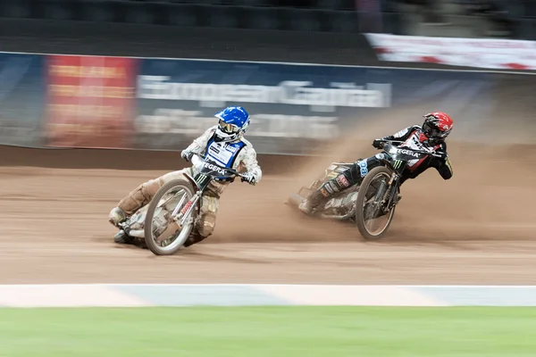 Tomás H Jonasson y Tai Woffinden en una curva con desenfoque de movimiento — Foto de Stock