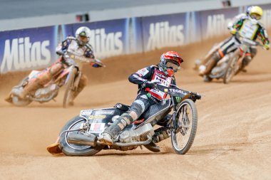 Speedway yarış bir grup önde gelen bir Tai Woffinden eylem görüntüsünü