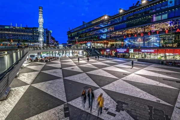 Sergels Fackel am späten Abend mit Kulturhuset — Stockfoto